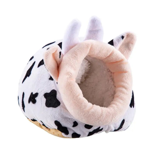 "A warm and cozy spot for your hamster or bunny! 🐹🐇 Comfortable house, perfect for resting and feeling safe.